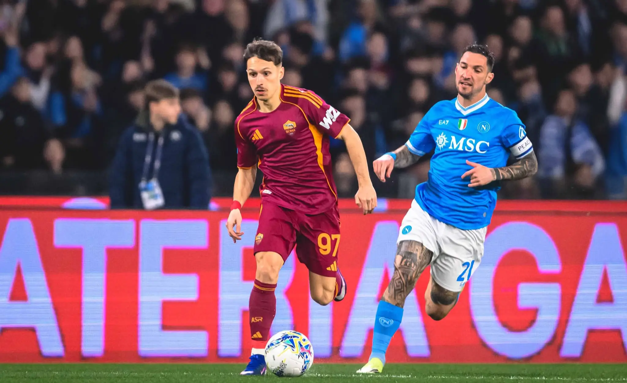 El Napoli remonta y salva un empate en casa ante la Roma