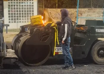 Persona en estado de ebriedad intenta quemar maquinaria en Av. del Poeta
