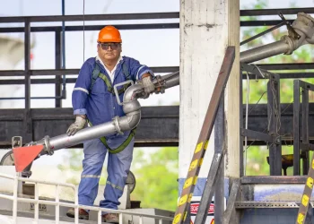 YPFB descarga gasolina importada y refuerza suministro en Santa Cruz
