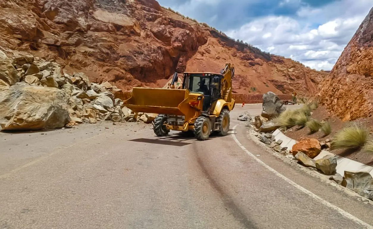 ABC ejecuta trabajos de limpieza por derrumbes en rutas a los Yungas