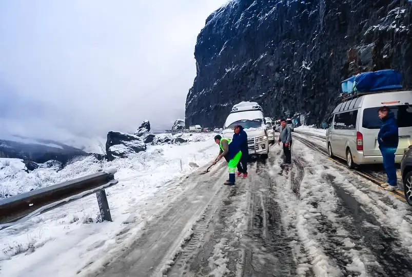 La caída de una intensa nevada en el sector de la Cumbre paralizó el tráfico vehicular. FOTO: ABC