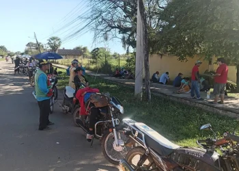 Mototaxistas bloquean planta de YPFB en Trinidad por falta de gasolina