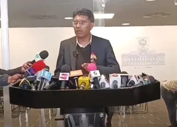 Referéndum: Condori propone bajar sueldos, suprimir reelección y renta vitalicia