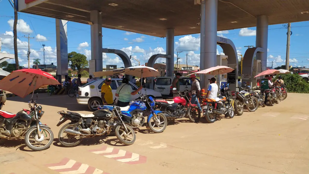 YPFB anuncia envío de 140.000 litros de gasolina a Trinidad