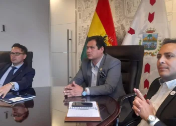 CNI presenta ley de inversiones al presidente de la Cámara de Diputados