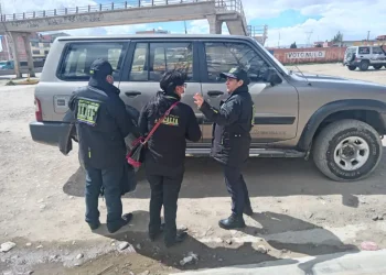 Personal del IDIF realiza el levantamiento del cadáver de una mujer. FOTO: FGE