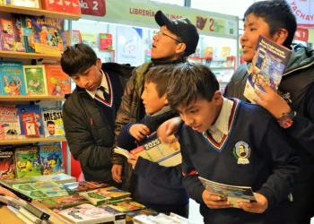 Estudiantes en un stand en la Feria Internacional del Libro de El Alto en 2025. FOTO: CDLLP