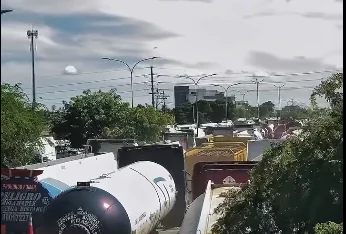 Unas 700 cisternas con combustible siguen varadas en Palmasola