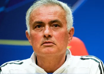 Kompany atiza a Mourinho por su reacción en el caso de racismo a Vinícius