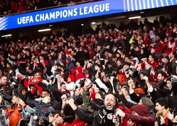 Benfica investigará a dos hinchas por gestos racistas a Vinicius