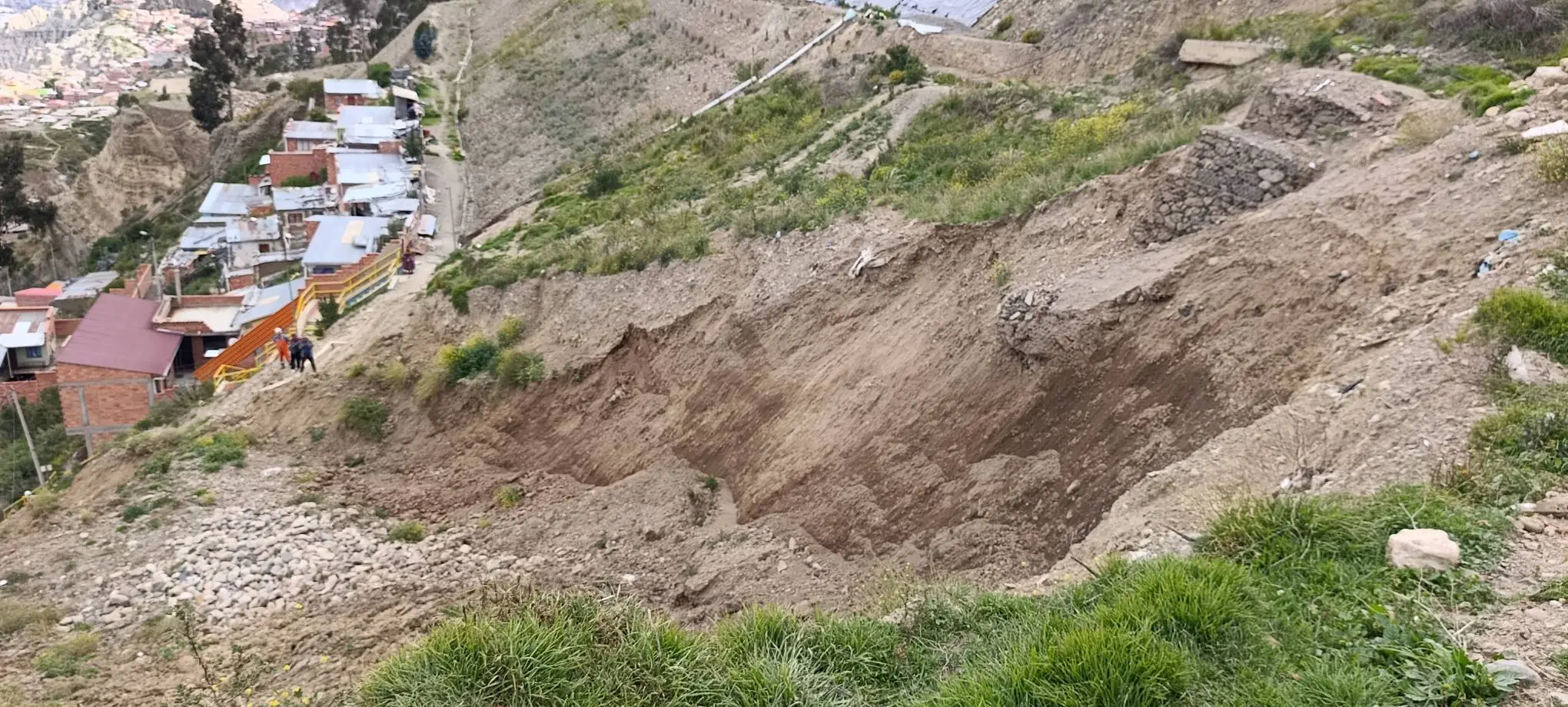 Emergencia en la urbanización Cervecería por el deslizamiento de un talud. FOTO: Defensoría del Pueblo