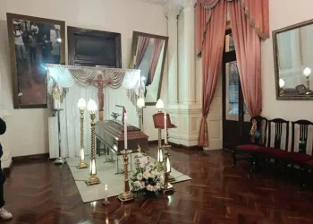 Mientras su aguarda su traslado a La Paz, los restos de David Sanrtalla son velados en la Gobernación de Chuquisaca. FOTO: RRSS