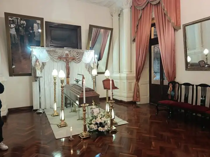 Mientras su aguarda su traslado a La Paz, los restos de David Sanrtalla son velados en la Gobernación de Chuquisaca. FOTO: RRSS