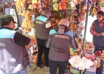 Personal de la Intendencia de La Paz durante un operativo en un colegio. FOTO: GAMLP