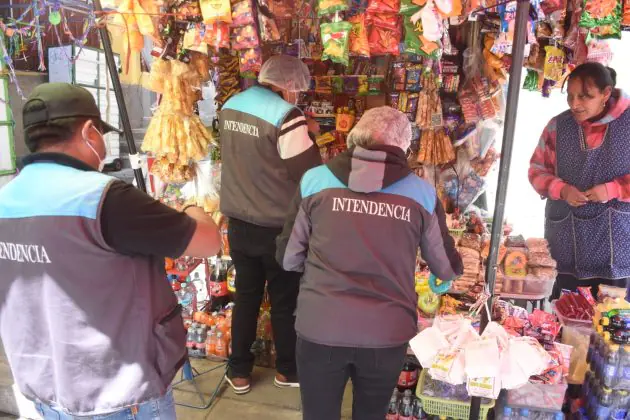 Personal de la Intendencia de La Paz durante un operativo en un colegio. FOTO: GAMLP