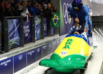 El brasileño Bindilatti dona su casco al COI en su despedida olímpica