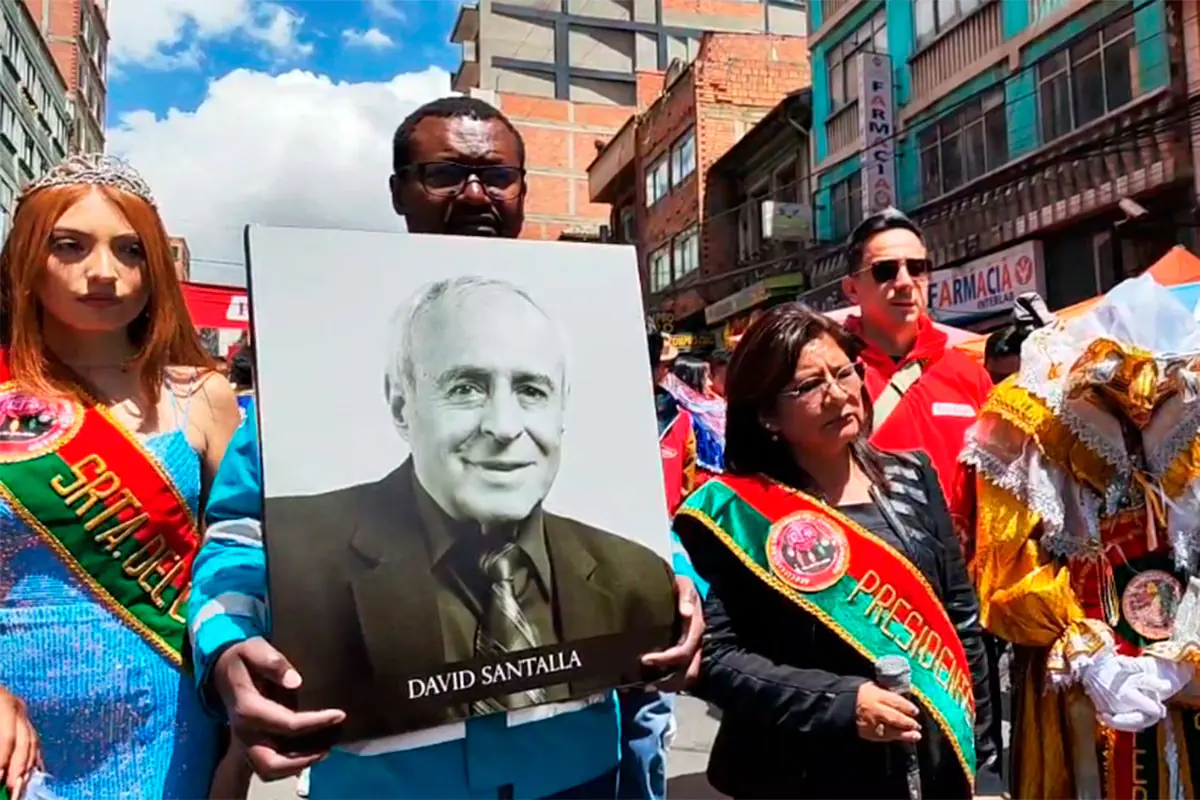 La Paz rinde homenaje a David Santalla en el ‘Entierro del Pepino’