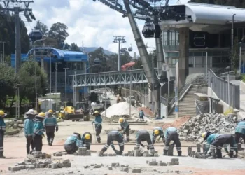 Obreros municipales ejecutan obras en la Avenida del Poeta. FOTO: GAMLP