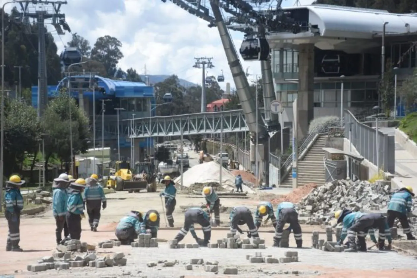 Obreros municipales ejecutan obras en la Avenida del Poeta. FOTO: GAMLP