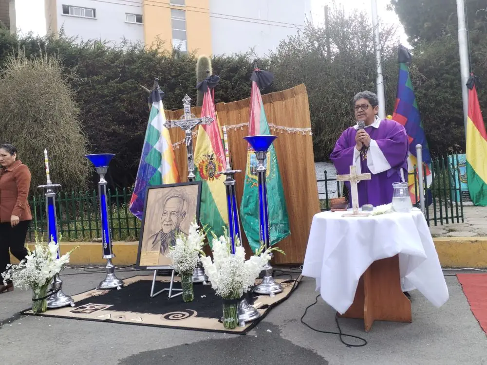 Un sacerdote celebra misa en memoria del actor David Santalla. FOTO: GAMEA