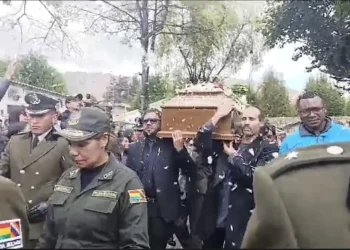 Los restos de David Santalla fueron enterrados en medio de aplausos, y lágrimas. FOTO: Captura Secretaría Municipal de Culturas