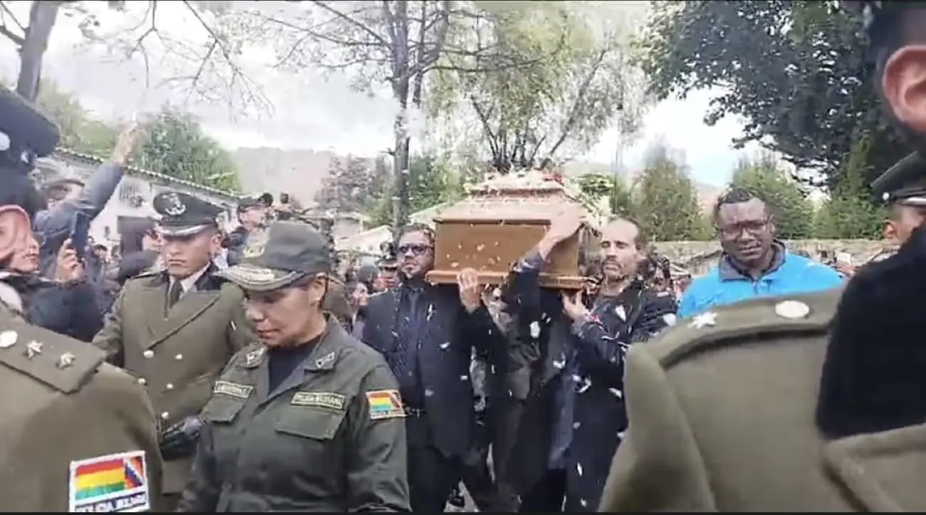 Los restos de David Santalla fueron enterrados en medio de aplausos, y lágrimas. FOTO: Captura Secretaría Municipal de Culturas