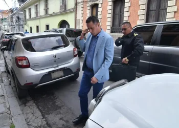 Lara: Nunca creí que mi compañero de fórmula me iba a hacer lo que me está haciendo