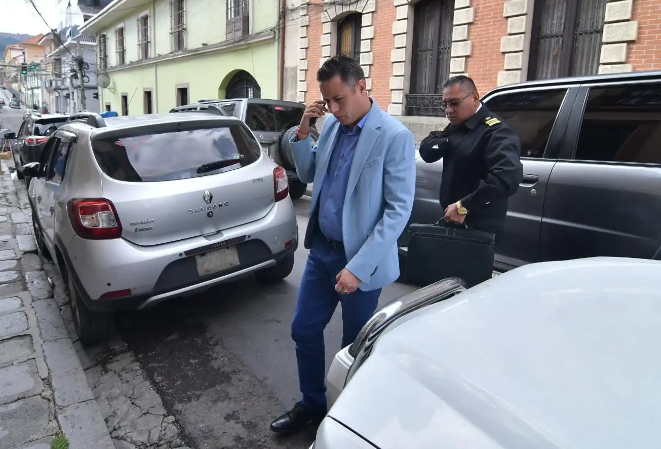 Lara: Nunca creí que mi compañero de fórmula me iba a hacer lo que me está haciendo