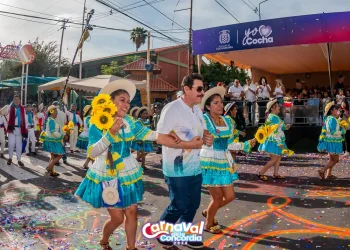 El alcalde de Cochabamba, Manfred Reyes Villa, en el Corso de Corsos. FOTO: GAMC