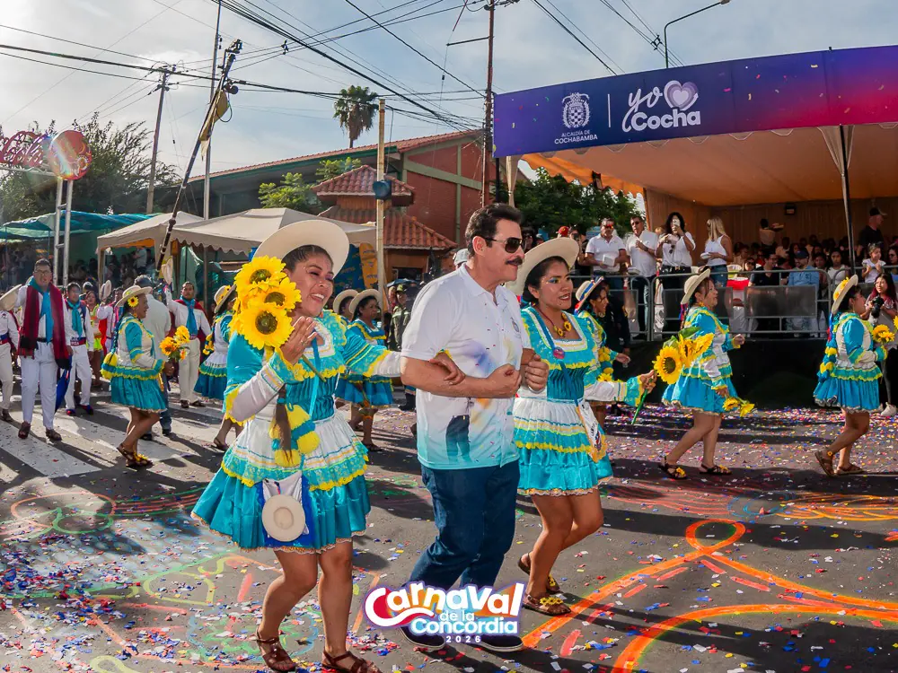 El alcalde de Cochabamba, Manfred Reyes Villa, en el Corso de Corsos. FOTO: GAMC