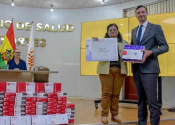 La Ministra de Salud, Marcela Flores, recibe del médico Steven Schuetz, una donación de insumos médicos. FOTO: Ministerio de Salud