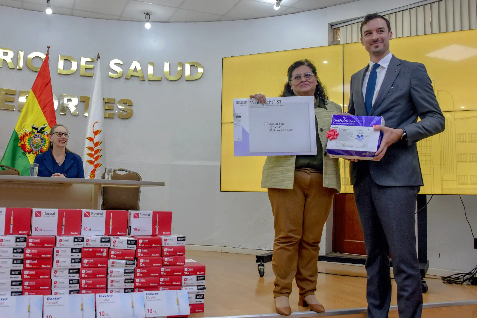 La Ministra de Salud, Marcela Flores, recibe del médico Steven Schuetz, una donación de insumos médicos. FOTO: Ministerio de Salud