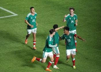 México golea 4-0 a Islandia en duelo premundialista