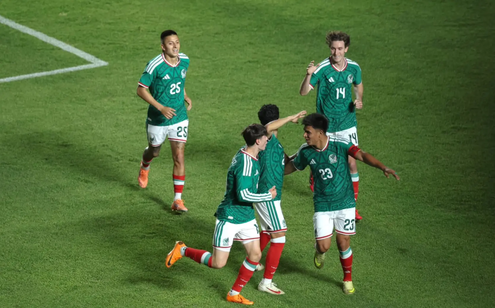 México golea 4-0 a Islandia en duelo premundialista