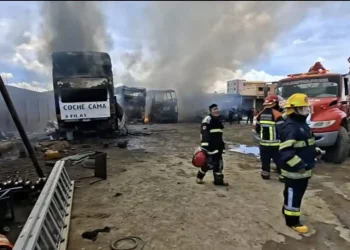 Un incendio de magnitud cerca de la nueva terminal de Oruro arrasó con al menos cinco buses de transporte interdepartamental. FOTO: Captura RRSS