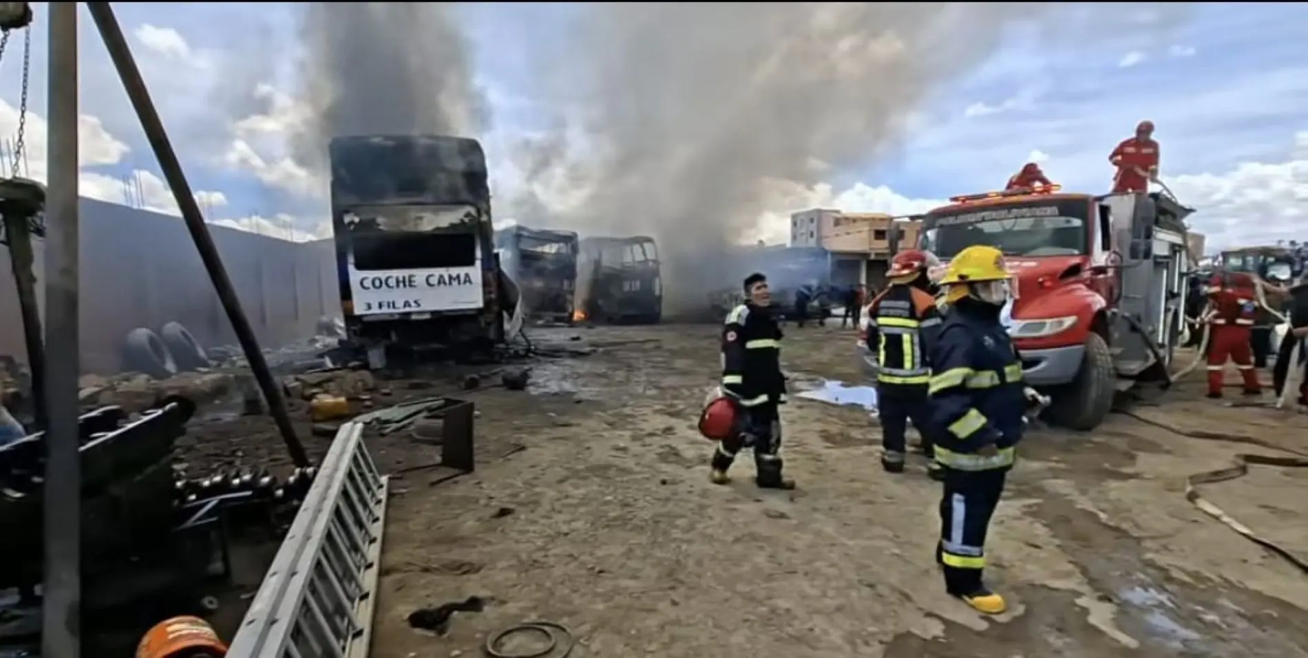 Un incendio de magnitud cerca de la nueva terminal de Oruro arrasó con al menos cinco buses de transporte interdepartamental. FOTO: Captura RRSS