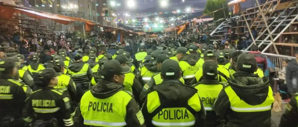 Efectivos policiales realizan control luego de la entrada del Carnaval en Oruro. Foto referencial (RRSS)