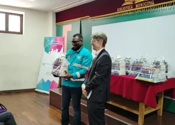 El secretario de Cultura, Américo Gemio, recibe de Tarmo Dix la donación. FOTO: GAMLP