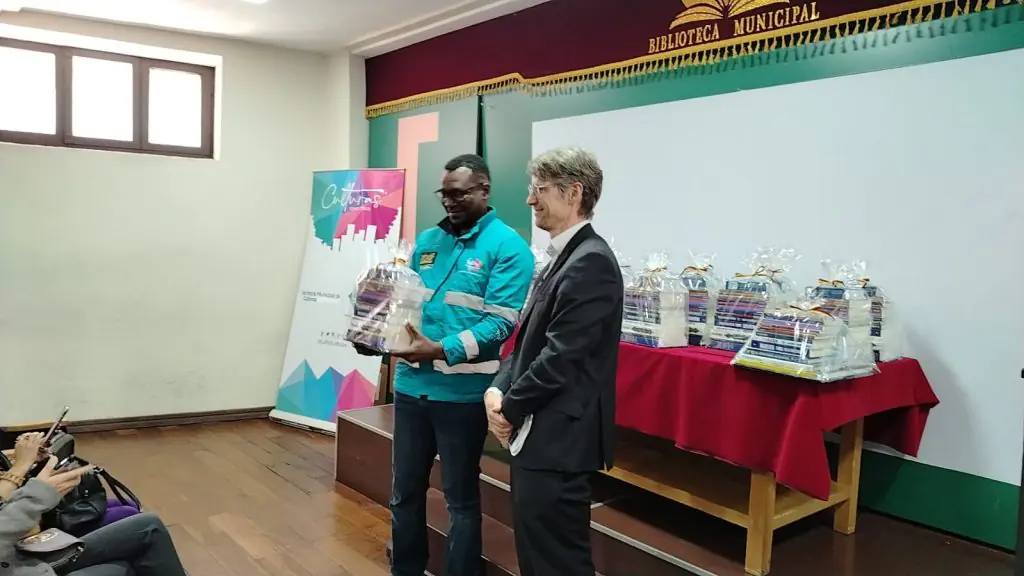 El secretario de Cultura, Américo Gemio, recibe de Tarmo Dix la donación. FOTO: GAMLP
