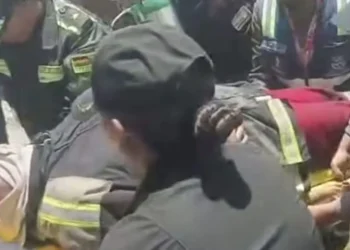 Uno de los bomberos afectados es auxiliado. FOTO: Captura RRSS