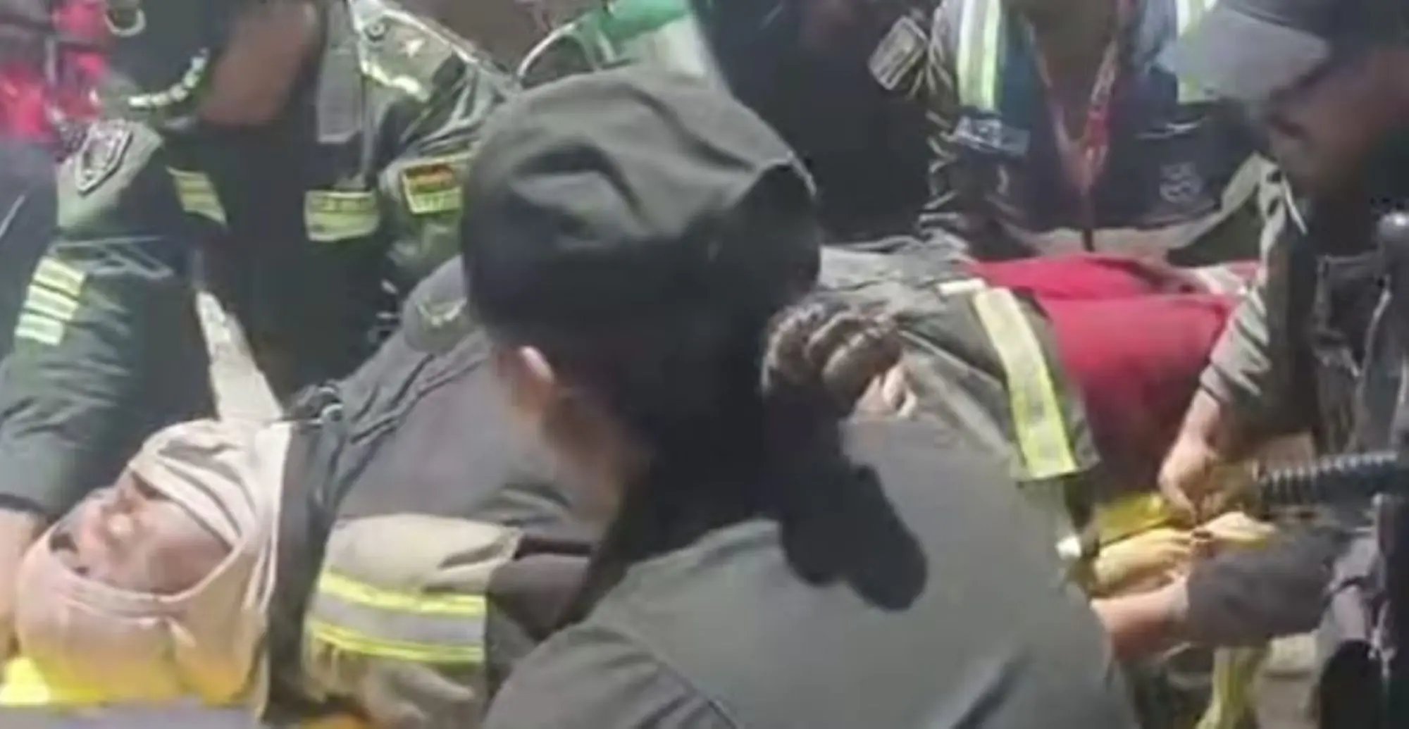 Uno de los bomberos afectados es auxiliado. FOTO: Captura RRSS