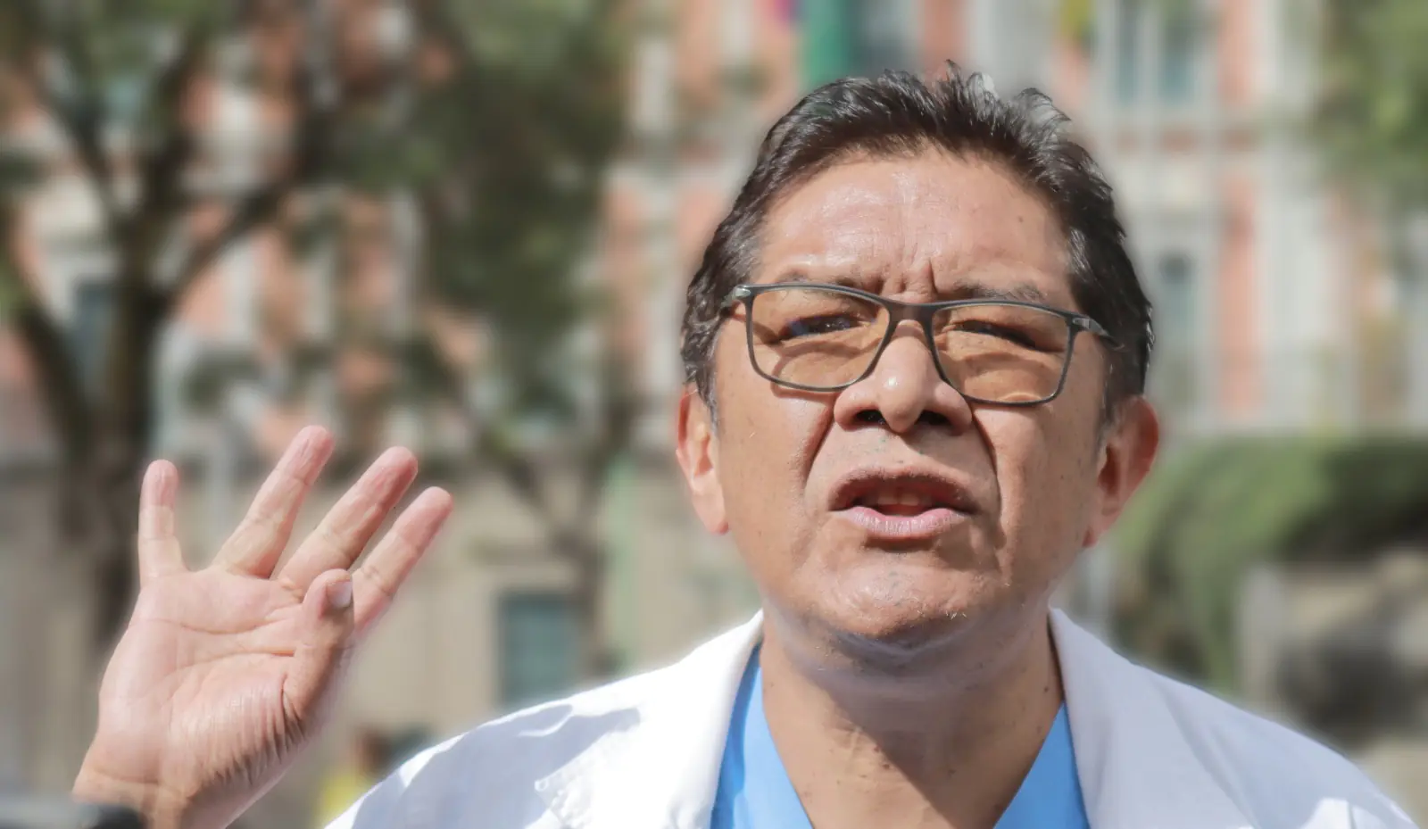 Fernando Romero, representante del sindicato médico del Hospital de la Mujer, denuncia recorte presupuestario en La Paz.