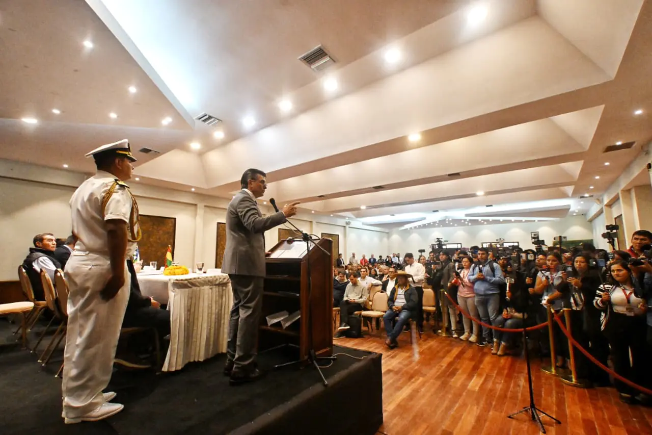 Paz anuncia modificación del ICE para beneficiar a productores de uva y singani