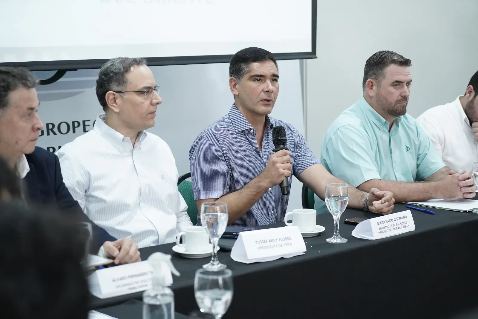 Gobierno y productores avanzan en liberar exportaciones y competitividad