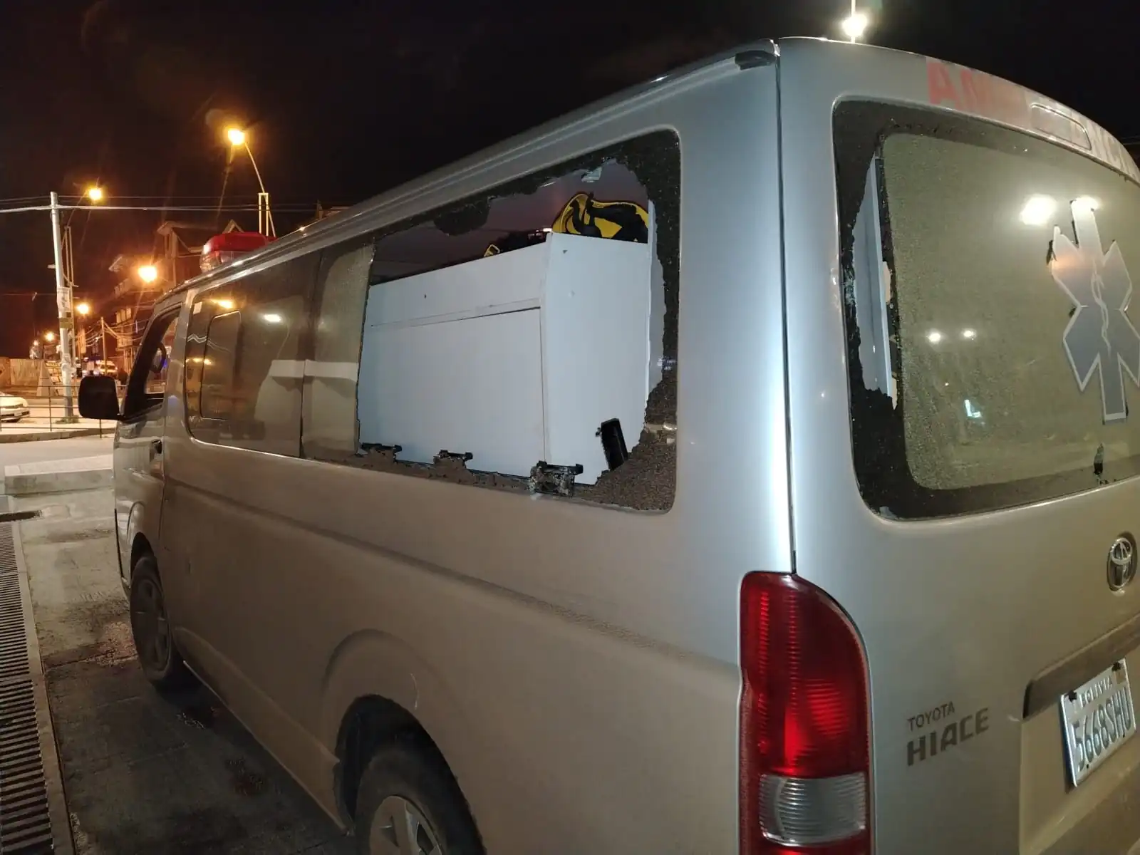 Turba quema auto de la Alcaldía y destroza tres ambulancias