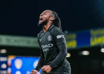 Manchester City cumple en Leeds y presiona al Arsenal
