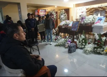 En medio del duelo, Lara acompaña velorio de ocho víctimas del siniestro