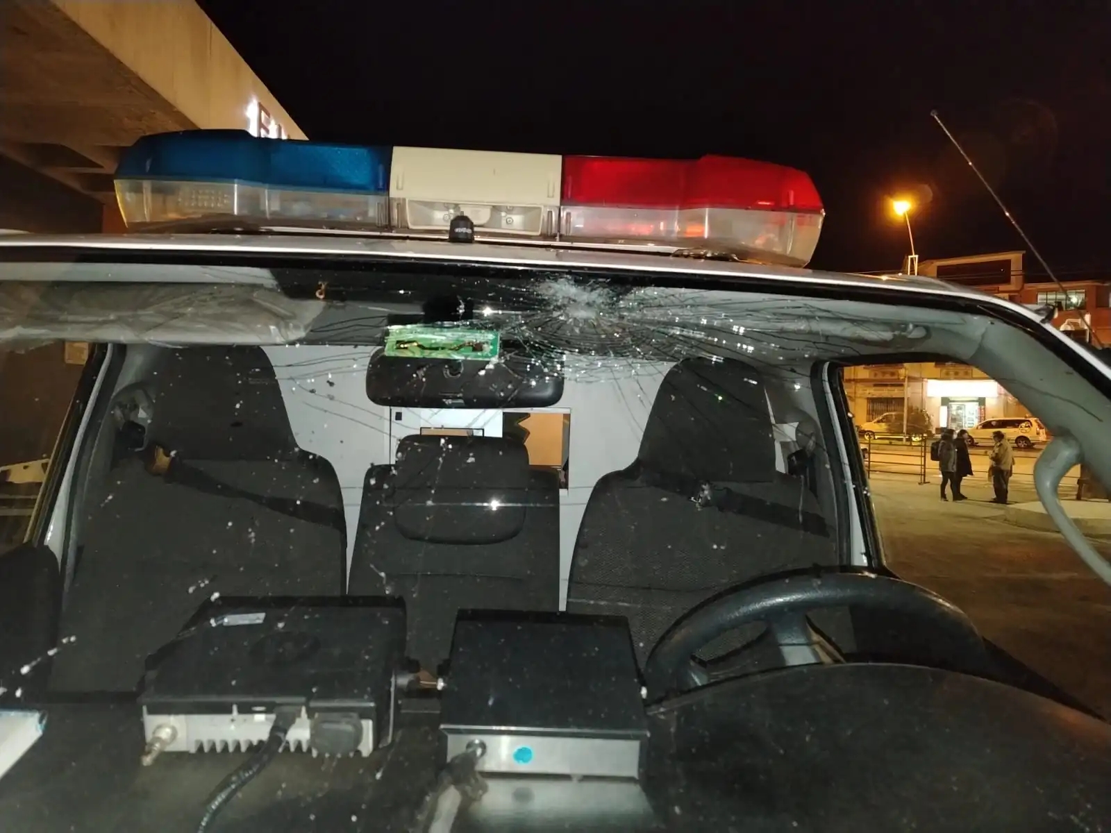 Intento de Saqueo de billetes deja una camioneta quemada y tres ambulancias destrozadas