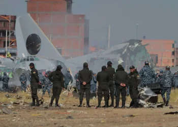Personas retornan al lugar del siniestro aéreo tras repliegue policial