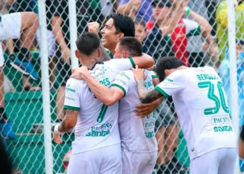 Arco, flecha y gol; Martins volvió al fútbol profesional